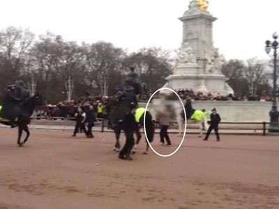 Londres: homem com facas  controlado com choques em frente a palcio  