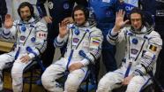 Soyuz conclui acoplamento  ISS