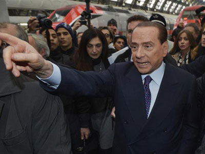 Berlusconi diz que j foi acusado de tudo, menos de ser gay 