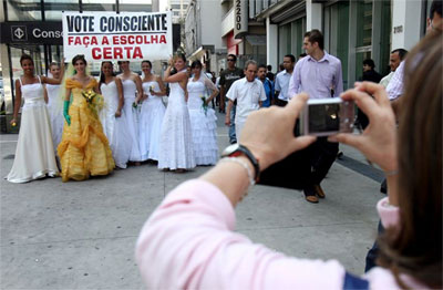 Manifestao usa noivas para defender voto consciente em SP
