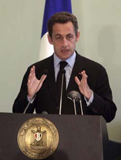 Sarkozy visita o Cairo e diz que boicotar a Sria por crise