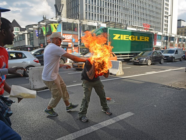Homem coloca fogo em si mesmo durante protesto na Blgica