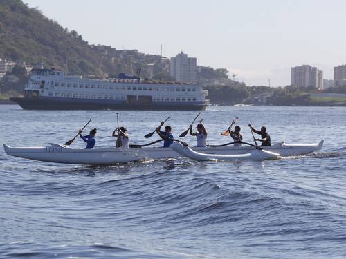 Canoa havaiana vence corrida contra barca entre Niteri e Rio
