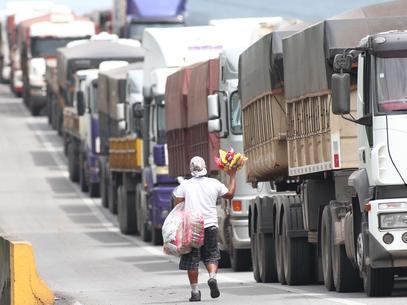 Filas no porto de Santos irritam caminhoneiros e evidenciam gargalo