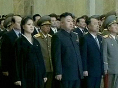 Kim Jong-un visita mausolu do pai em 1 aniversrio de sua morte