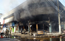 Incndio destri centro comercial em Caxias no RJ