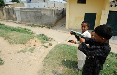 Menina  presa por queimar pginas do Alcoro no Paquisto
