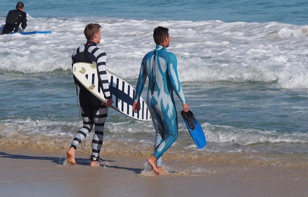 Cientistas criam traje capaz de deixar surfistas invisveis 