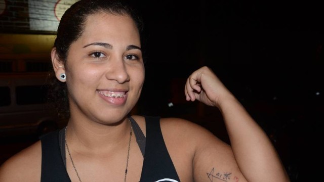 Anitta fica chocada ao ver a primeira tatuagem em sua homenagem: 