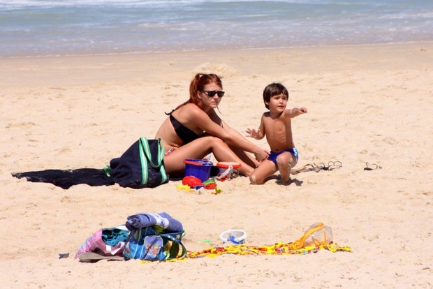 Mariah Rocha aproveita dia de sol com o filho