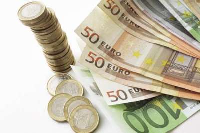 Euro sobe com anncio de ajuda  Grcia 