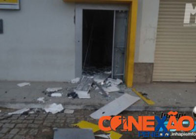 Grupo esvazia pneus de viatura e explode caixas eletrnicos em Inhapi