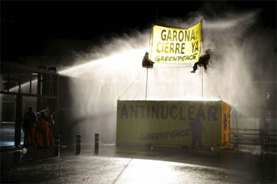 Greenpeace bloqueia usina nuclear espanhola 
