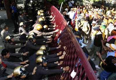 Manifestantes atacam sede do Governo tailands