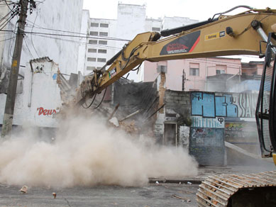 Prefeitura comea a demolir prdios usados pelo trfico na Cracolndia