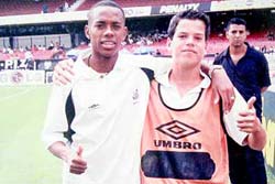Gandula em 2002, Tiago vira celebridade ao lado de Robinho