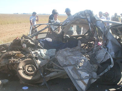 Trs pessoas morrem em acidente que deixou carro destrudo na BR-020