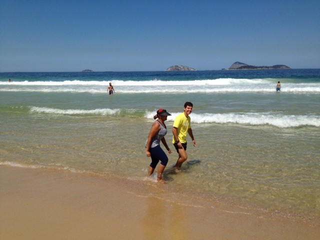Em dia ensolarado, Gaby Amarantos treina na Praia de Ipanema