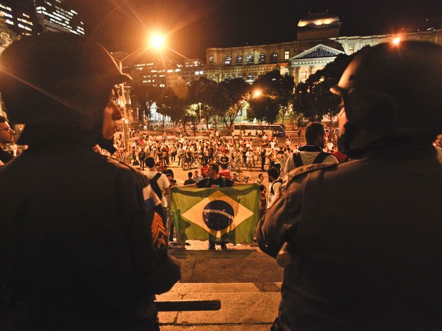 Manifestantes decidem manter ocupao da Cmara Municipal do Rio