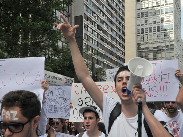 SP: grupo faz passeata na Paulista aps morte de universitrio