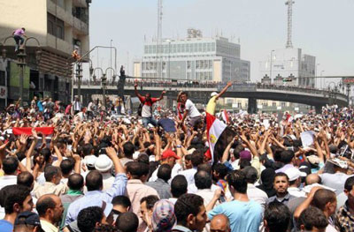 Foras egpcias evacuam mesquita que abrigava manifestantes pr-Morsi