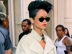 Rihanna prepara msica com crticas a Chris Brown . Tudo sobre a EstrelaRihanna 