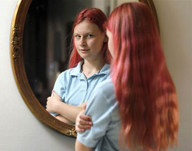 Escola cria polmica ao barrar aluna que pintou cabelo de rosa nos EUA