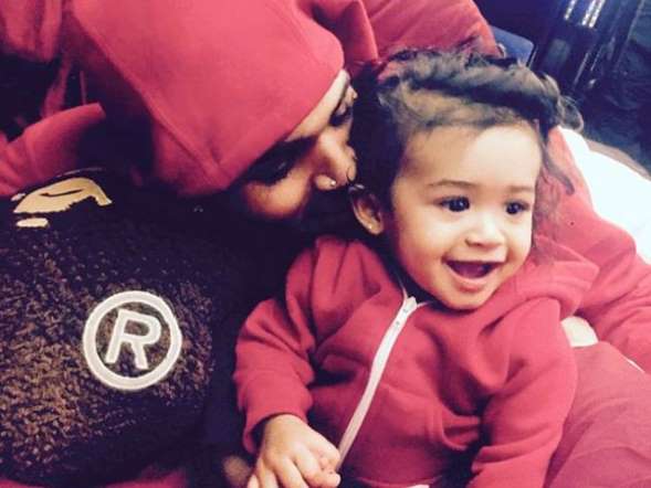 Chris Brown assume paternidade e posa paparicando garotinha: