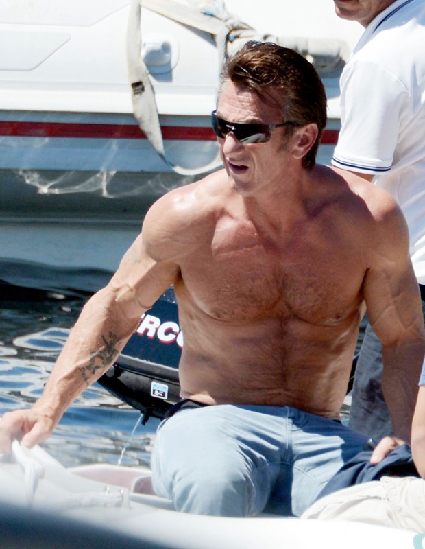 Sean Penn mostra corpo sarado e cheio de veias em cruzeiro