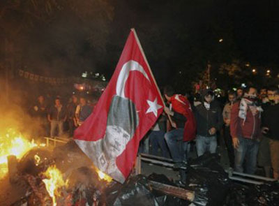 Manifestantes enfrentam polcia turca na Praa Taksim