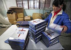 Editora chinesa exporta Bblias em 75 lnguas