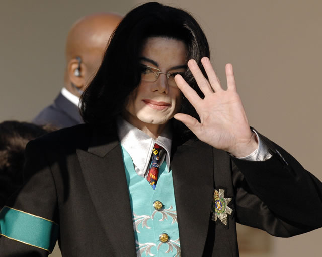 Polmica! Michael Jackson est sendo acusado de abuso sexual