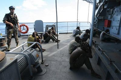Piratas somalis e foras navais internacionais mantm disputa