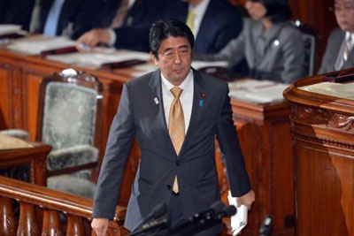 Premi japons quer modificar a Constituio do ps-guerra  