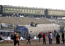 China confirma 66 mortos aps choque de trens
