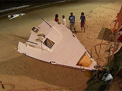 Barco que ficou  deriva em Salvador   retirado da praia da Barra