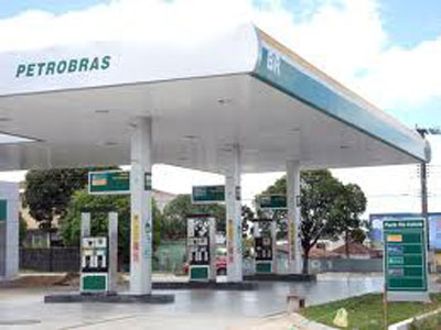 Para salvar Petrobras, governo sinaliza que pode aumentar gasolina na bomba