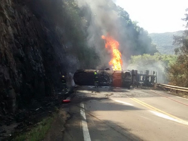 Motorista morre aps caminho pegar fogo na ERS-122 na Serra