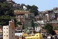 Liminar com crtica de juza veta demolio na Rocinha