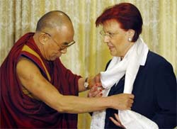 Dalai Lama convida todos a rezarem por vtimas do terremoto 