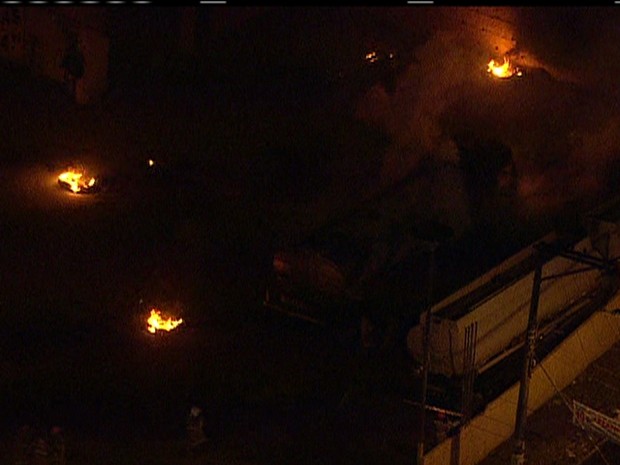 Exploso de caminho-tanque causa incndio de grande proporo no RJ