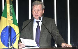 'Sarney est cada vez menor', diz lder do PSDB no Senado 