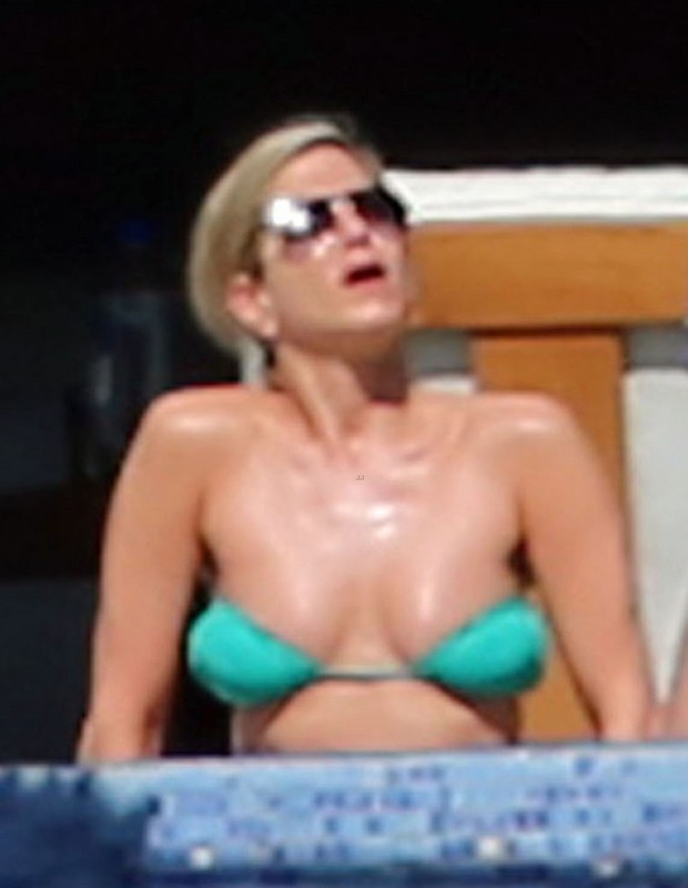 Jennifer Aniston usa biquni tomara que caia e quase mostra demais