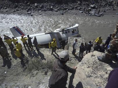 Avio com 21 pessoas a bordo cai no Nepal; todos sobrevivem