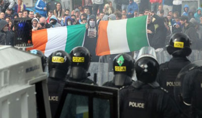 Polcia  alvo de disparos aps tumulto nas ruas de Belfast