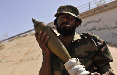 Tanques do novo governo da Lbia atacam foras de Kadhafi em Sirte