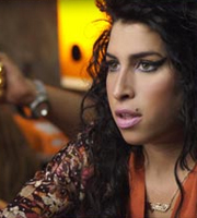 Ataque: Amy Winehouse se irrita e agride f