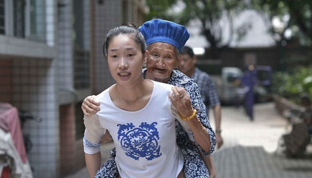 Chinesa de 24 anos carrega a av at seu trabalho para no deix-la sozinha em casa
