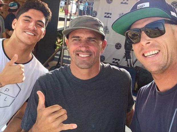 Slater posta foto com Medina e Fanning e deseja boa sorte ao