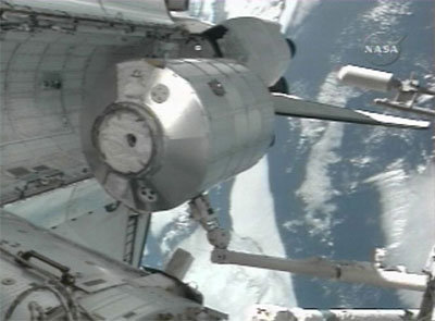 nibus espacial Endeavour chega  Estao Espacial Internacional